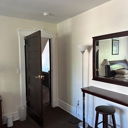 Victorian Palace- Mahogany Room East Orange Extérieur photo